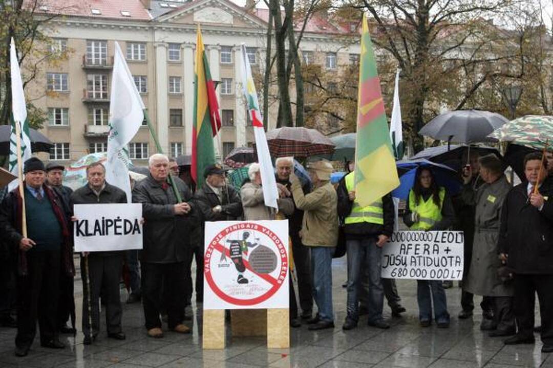 Po Vyriausybės langais - protestas "dėl išvogtos Lietuvos"