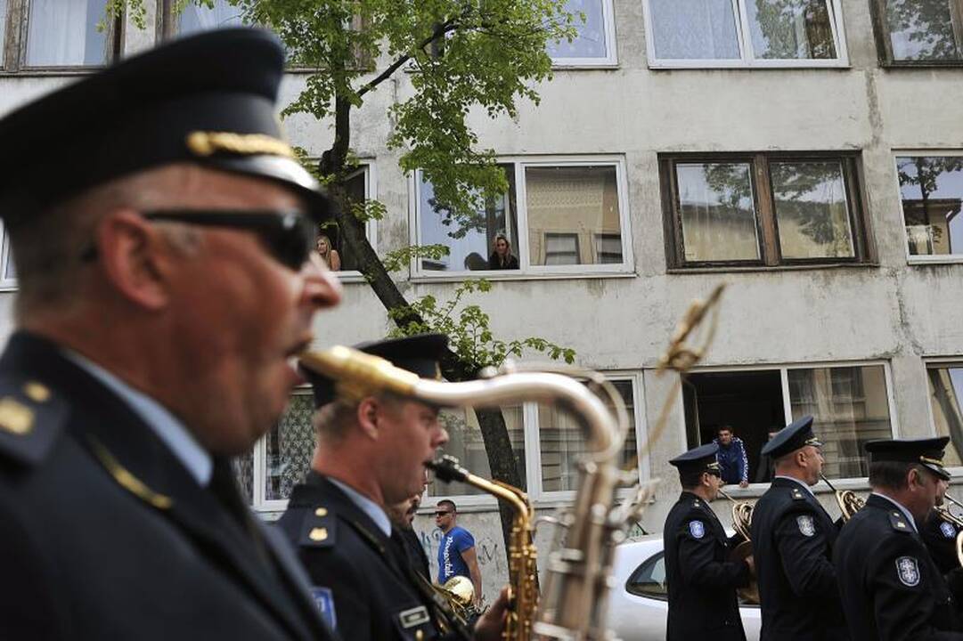Miesto gatvėmis žygiavo šventiškai nusiteikę ugniagesiai