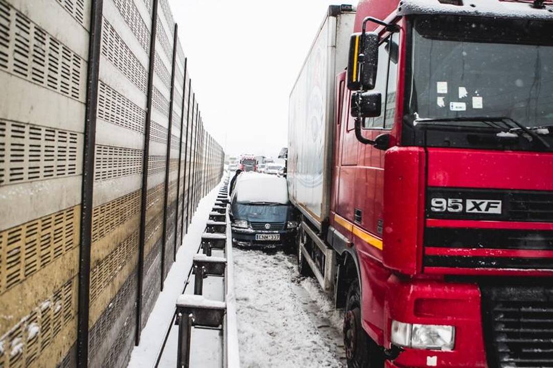 Prie Raudondvario plento vilkikas suknežino automobilį