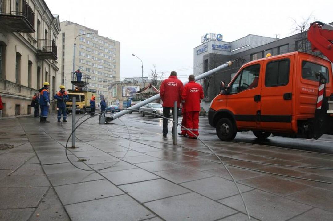 Vilniuje sunkvežimis nulaužė stulpą ir paralyžiavo eismą