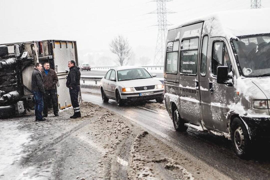 Prie Raudondvario plento vilkikas suknežino automobilį