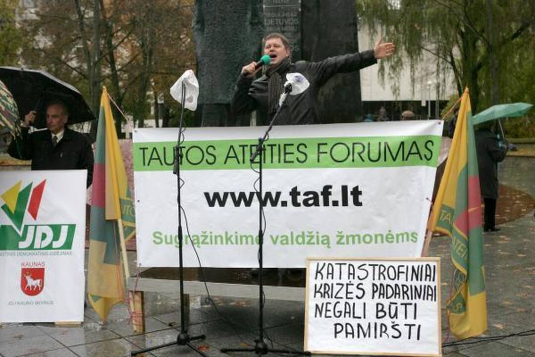 Po Vyriausybės langais - protestas "dėl išvogtos Lietuvos"