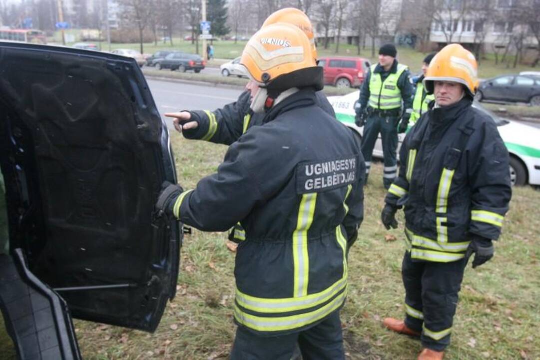 Atlikdamas chuliganišką manevrą Vilniuje apsivertė automobilis „Audi“ 