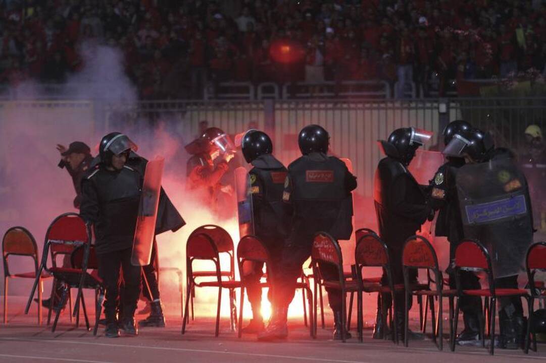 Egipte per futbolo aistruolių riaušes žuvo mažiausiai 74 žmonės