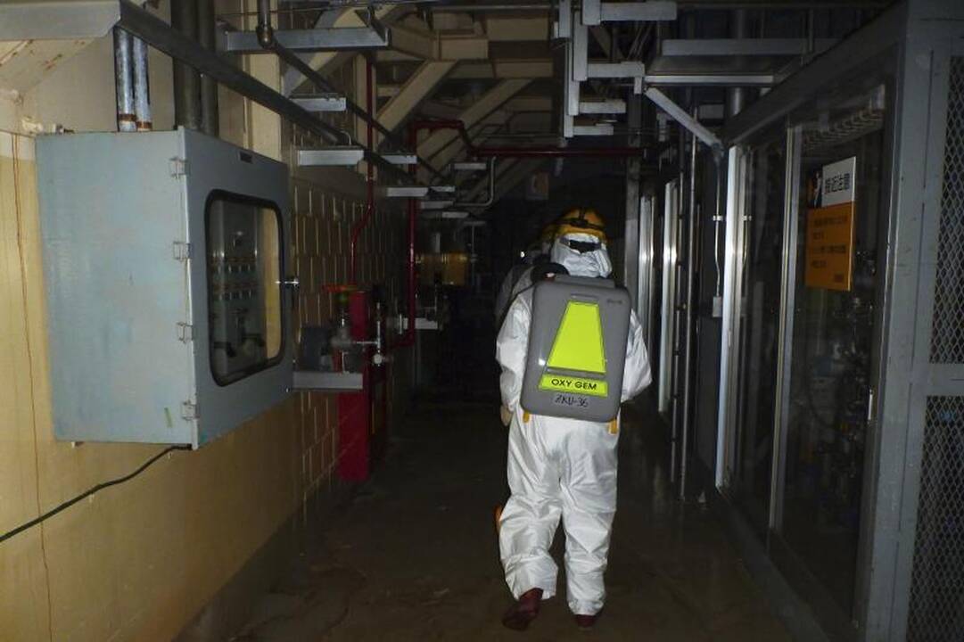 Fukušimos AE pastatą pirmą kartą po sprogimo apžiūrėjo darbininkai