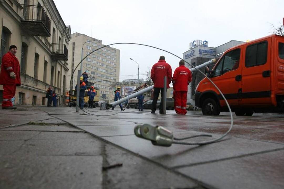 Vilniuje sunkvežimis nulaužė stulpą ir paralyžiavo eismą
