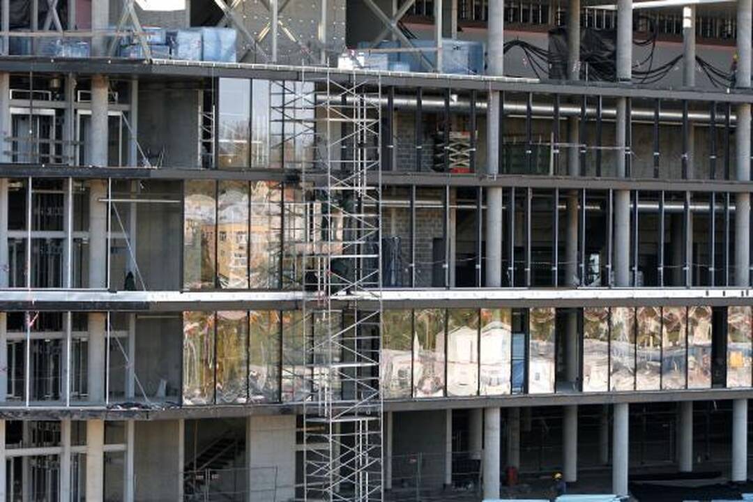 Užsiliepsnojusiame kelte buvo plukdomi Žalgirio arenos langai (papildyta)
