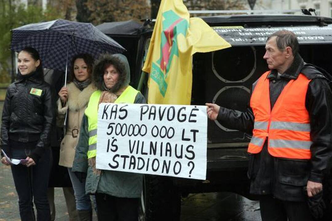 Po Vyriausybės langais - protestas "dėl išvogtos Lietuvos"