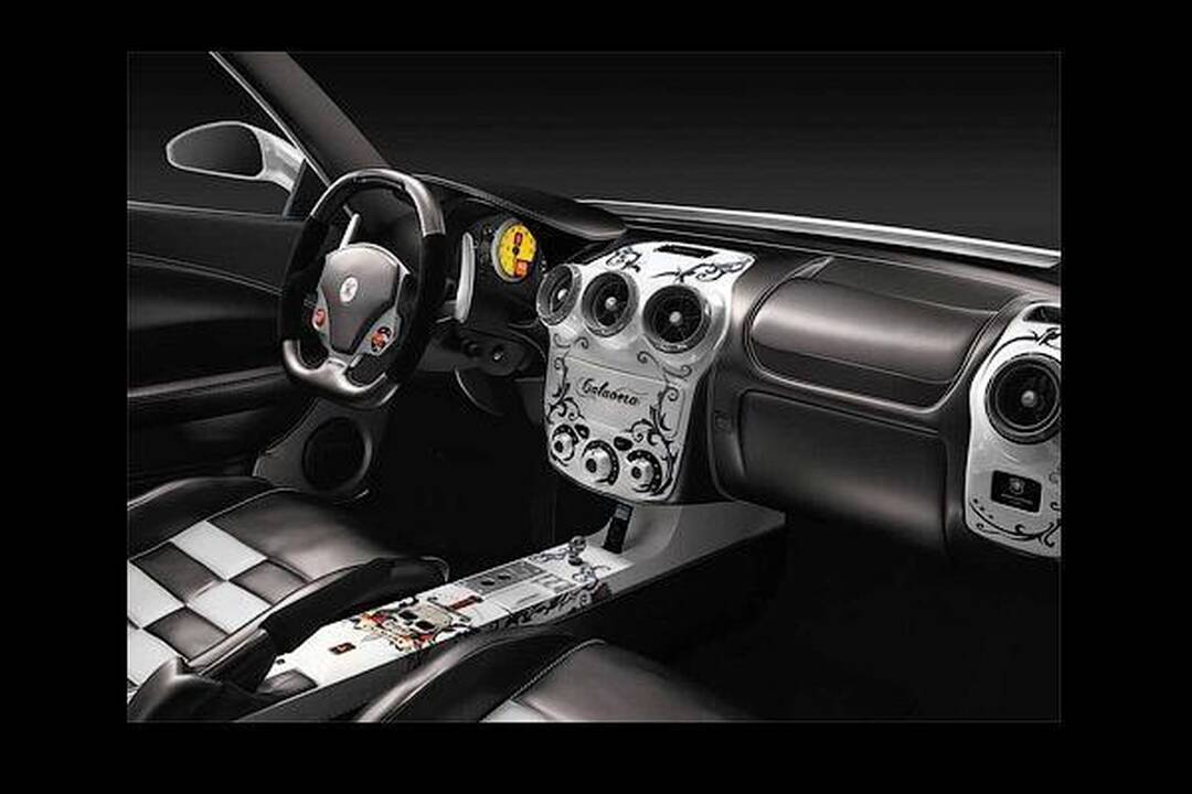 „Ferrari F430“ papuošė kaukolėmis