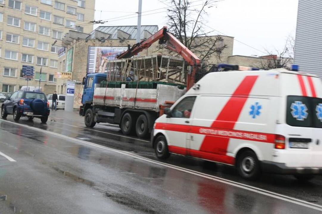 Vilniuje sunkvežimis nulaužė stulpą ir paralyžiavo eismą