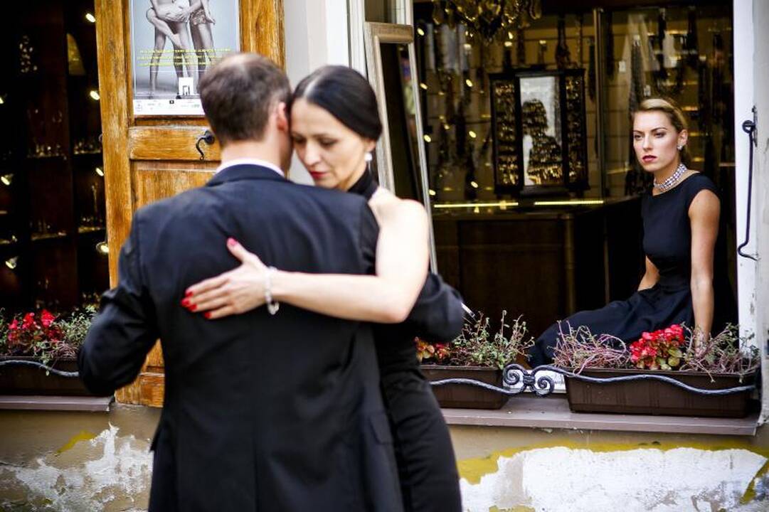 „Tango Salon“ – apie moters grožį ir pastangas suvilioti vyrą 