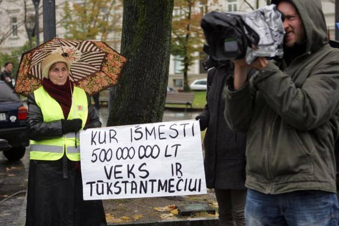 Po Vyriausybės langais - protestas "dėl išvogtos Lietuvos"