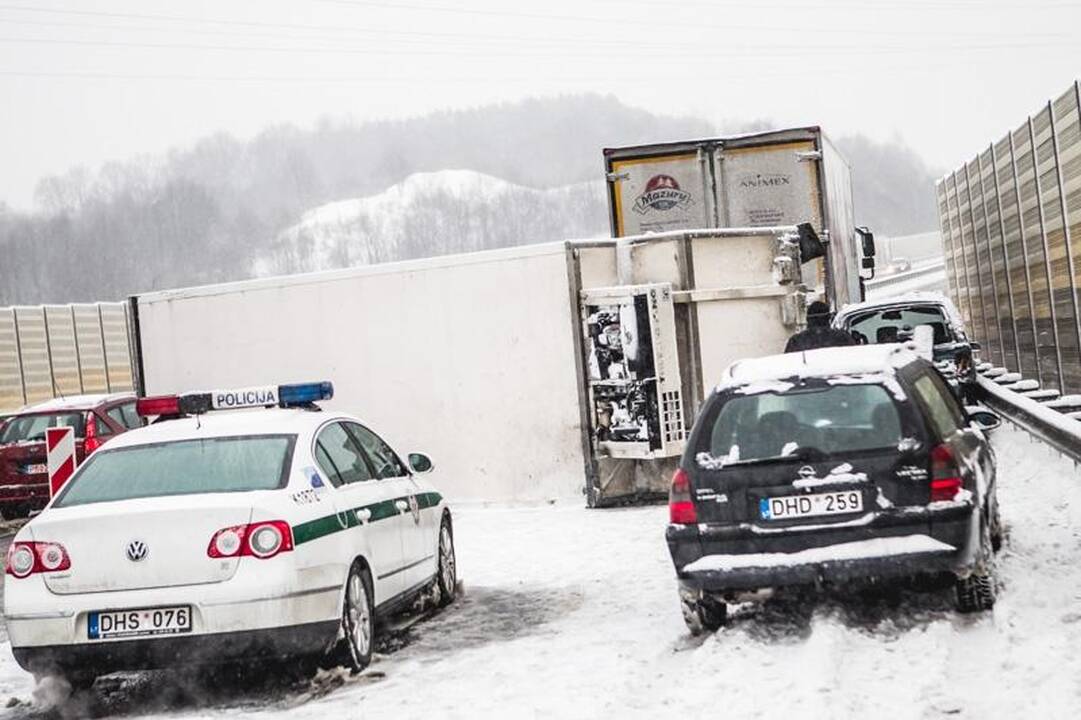 Prie Raudondvario plento vilkikas suknežino automobilį