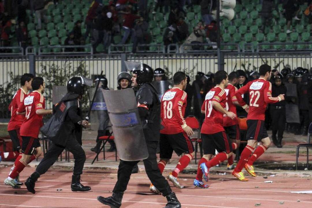Egipte per futbolo aistruolių riaušes žuvo mažiausiai 74 žmonės