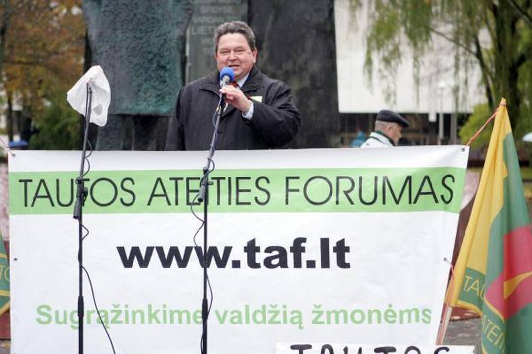 Po Vyriausybės langais - protestas "dėl išvogtos Lietuvos"