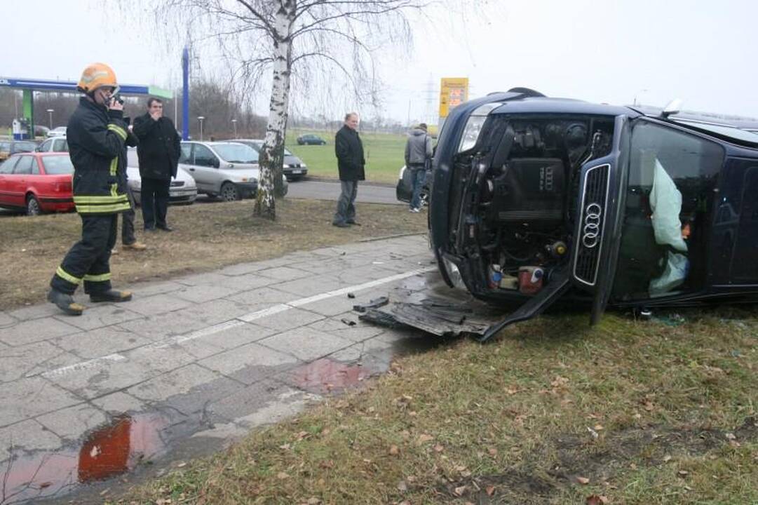 Atlikdamas chuliganišką manevrą Vilniuje apsivertė automobilis „Audi“ 