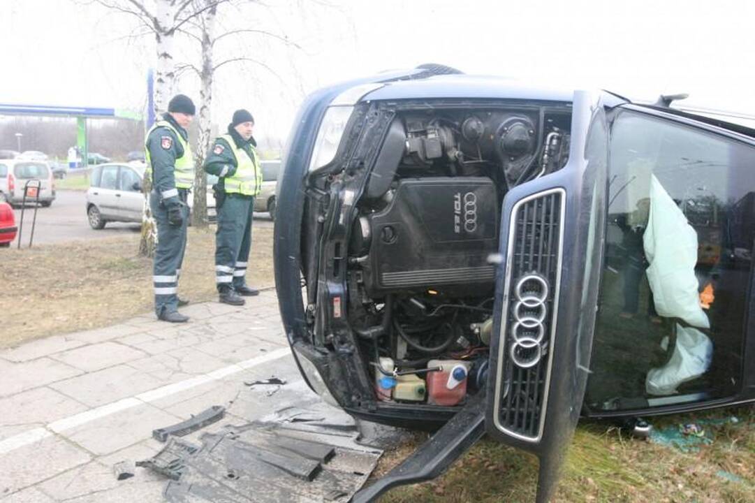Atlikdamas chuliganišką manevrą Vilniuje apsivertė automobilis „Audi“ 