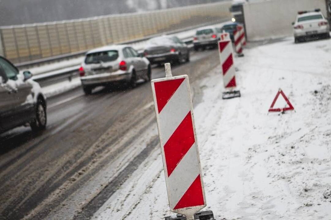 Prie Raudondvario plento vilkikas suknežino automobilį