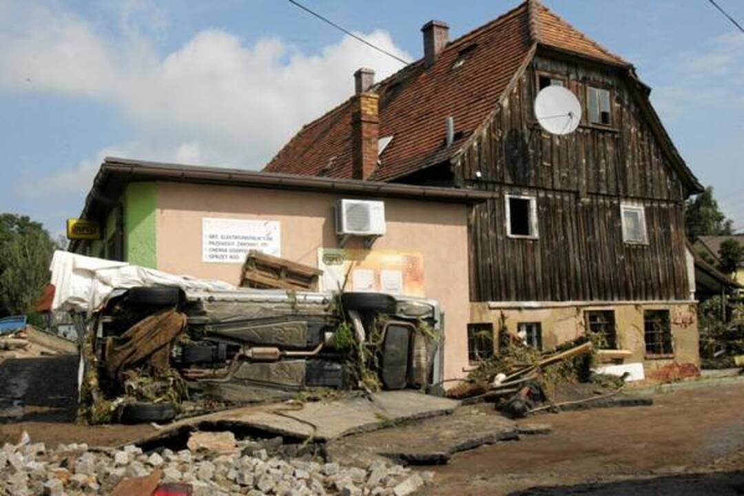 Liūtys ir potvyniai vėl užklupo Lenkiją ir jos kaimynes