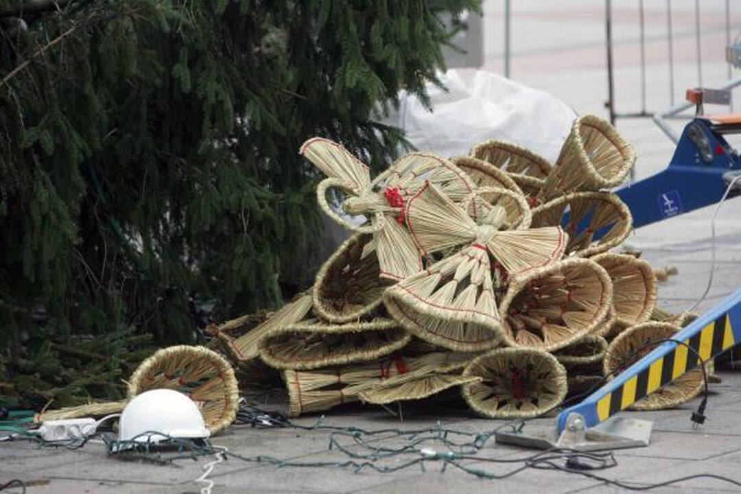 Katedros aikštėje puošiama eglė, statoma prakartėlė