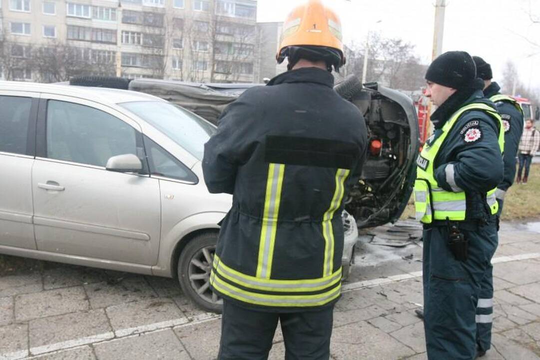 Atlikdamas chuliganišką manevrą Vilniuje apsivertė automobilis „Audi“ 