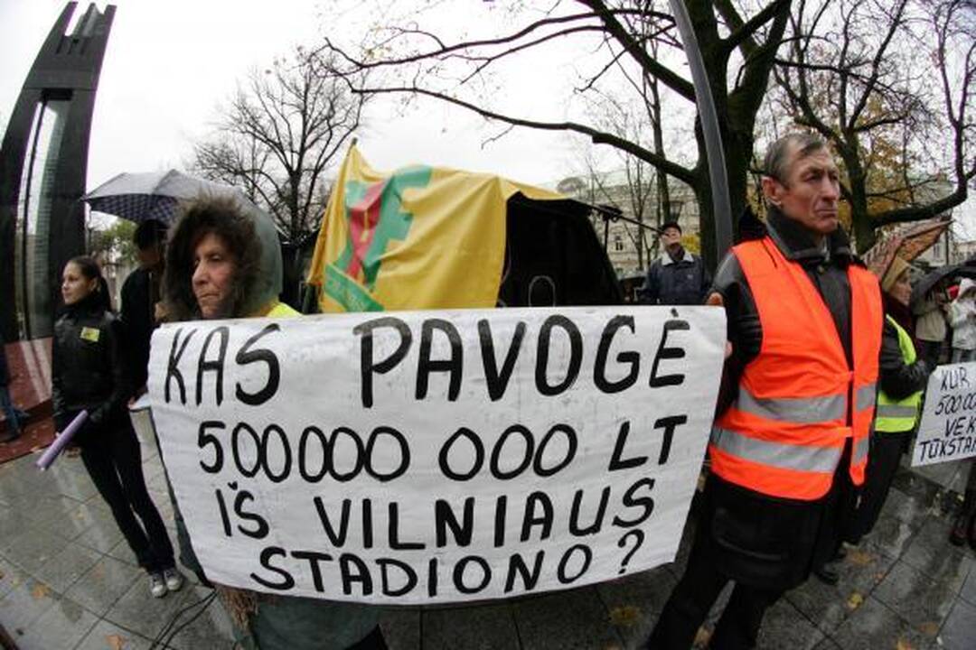 Po Vyriausybės langais - protestas "dėl išvogtos Lietuvos"