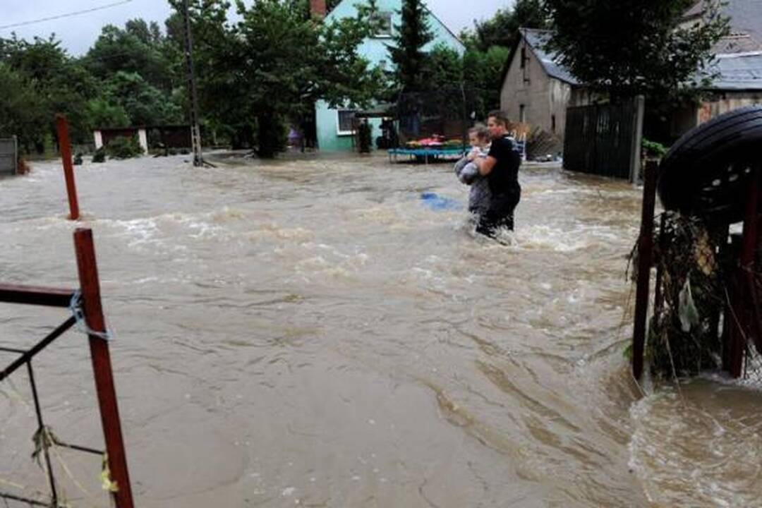 Liūtys ir potvyniai vėl užklupo Lenkiją ir jos kaimynes