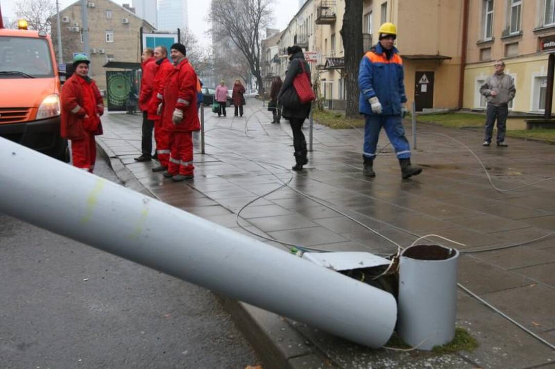 Vilniuje sunkvežimis nulaužė stulpą ir paralyžiavo eismą