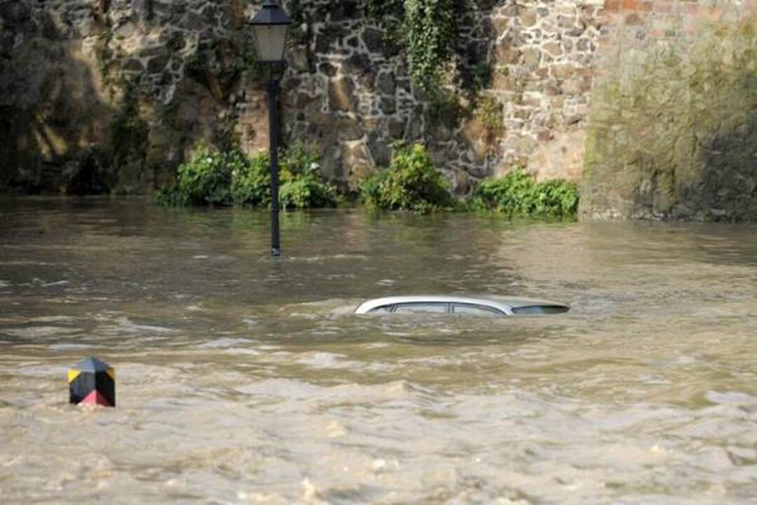 Liūtys ir potvyniai vėl užklupo Lenkiją ir jos kaimynes