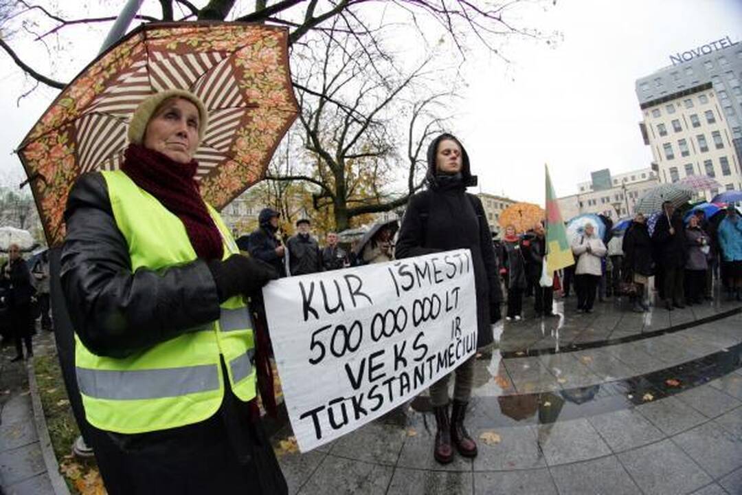 Po Vyriausybės langais - protestas "dėl išvogtos Lietuvos"