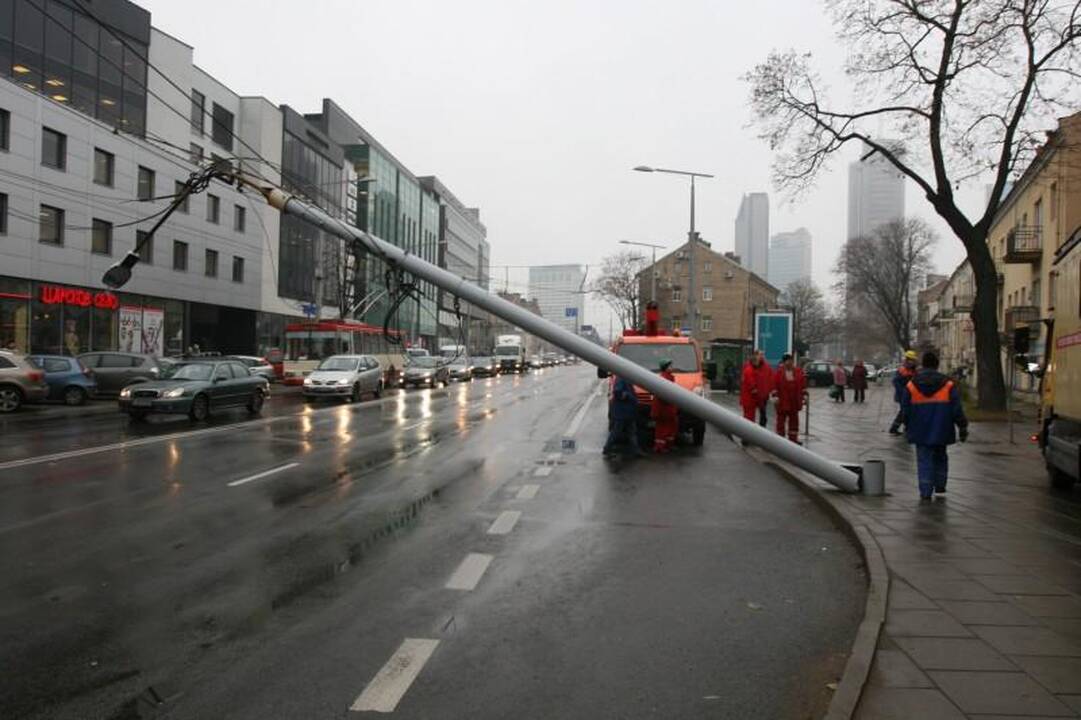 Vilniuje sunkvežimis nulaužė stulpą ir paralyžiavo eismą