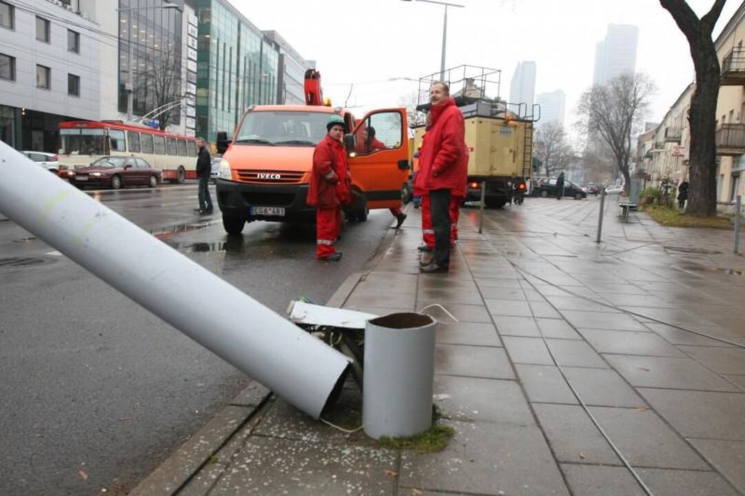 Vilniuje sunkvežimis nulaužė stulpą ir paralyžiavo eismą