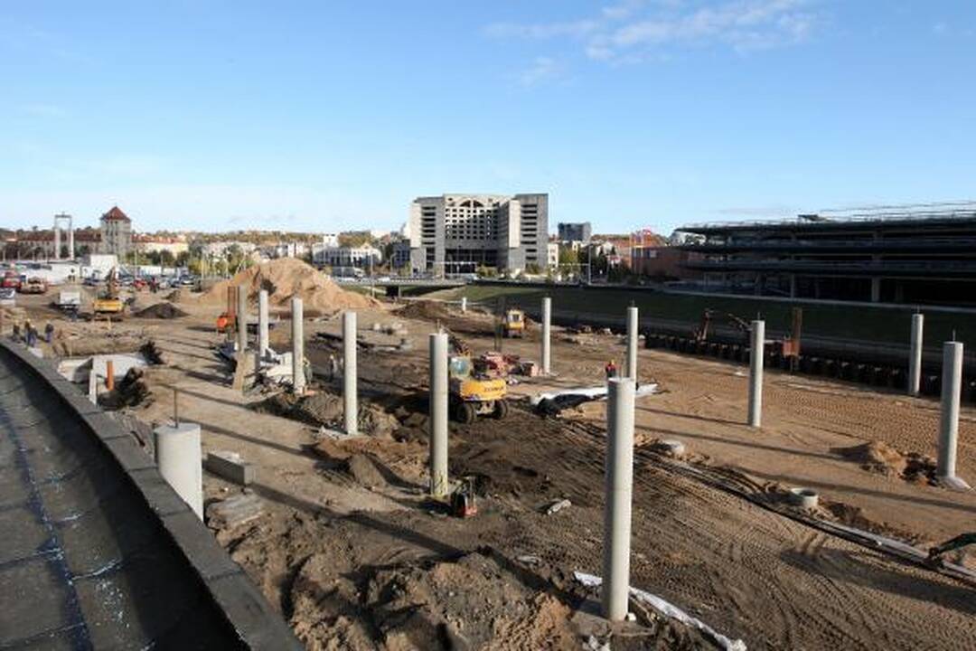 Užsiliepsnojusiame kelte buvo plukdomi Žalgirio arenos langai (papildyta)