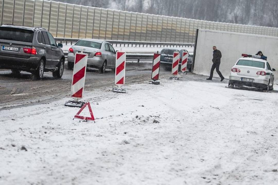 Prie Raudondvario plento vilkikas suknežino automobilį