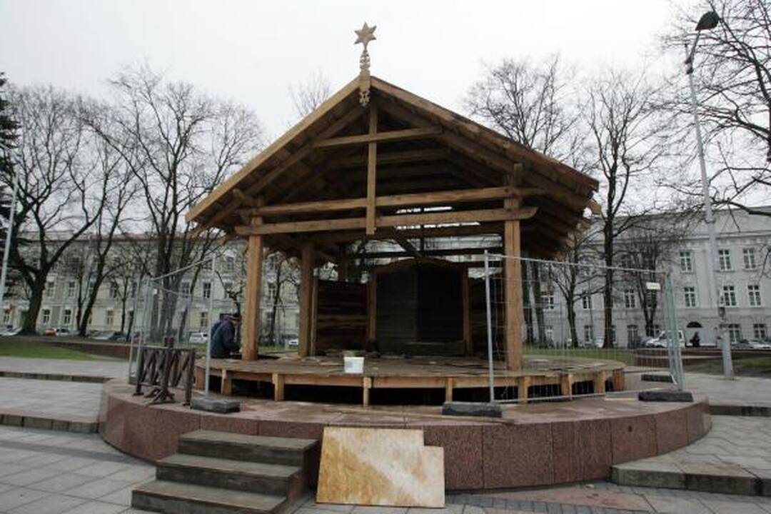 Katedros aikštėje puošiama eglė, statoma prakartėlė