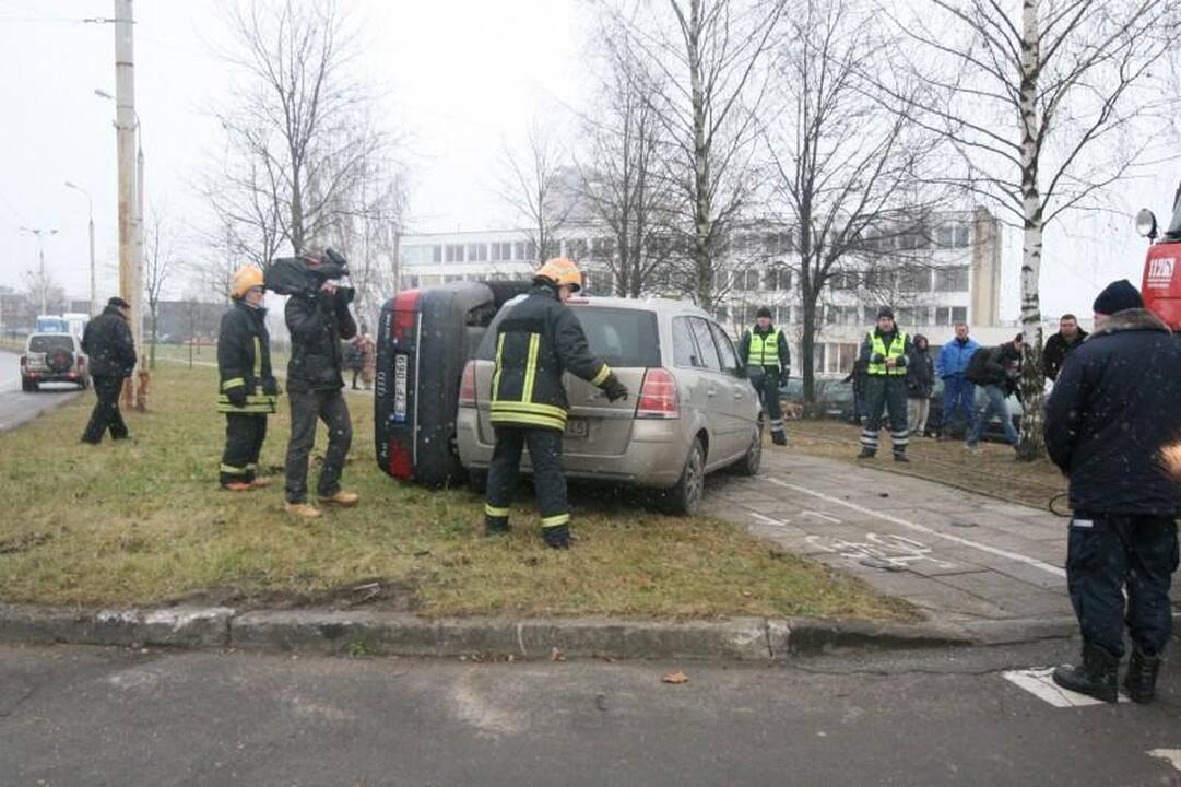 Atlikdamas chuliganišką manevrą Vilniuje apsivertė automobilis „Audi“ 