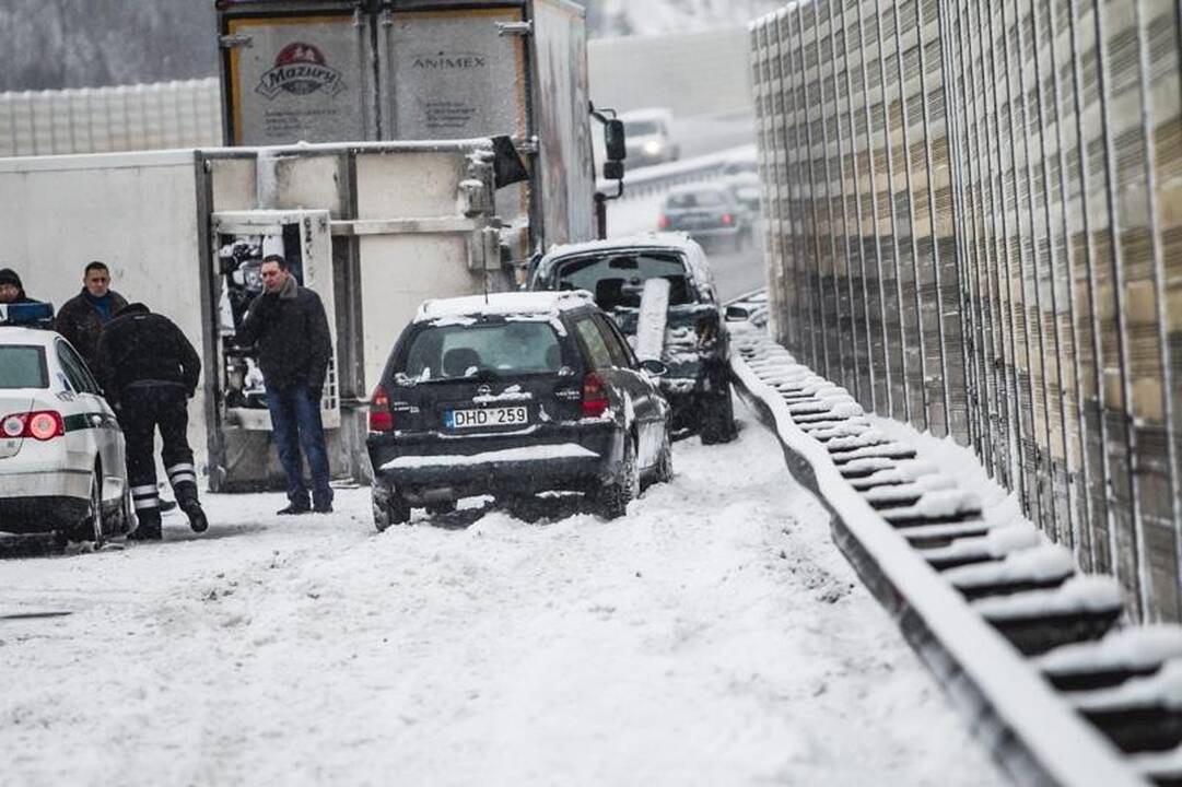 Prie Raudondvario plento vilkikas suknežino automobilį