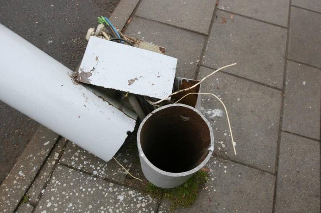 Vilniuje sunkvežimis nulaužė stulpą ir paralyžiavo eismą