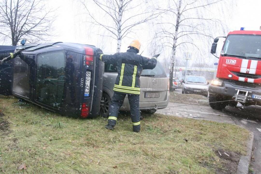 Atlikdamas chuliganišką manevrą Vilniuje apsivertė automobilis „Audi“ 