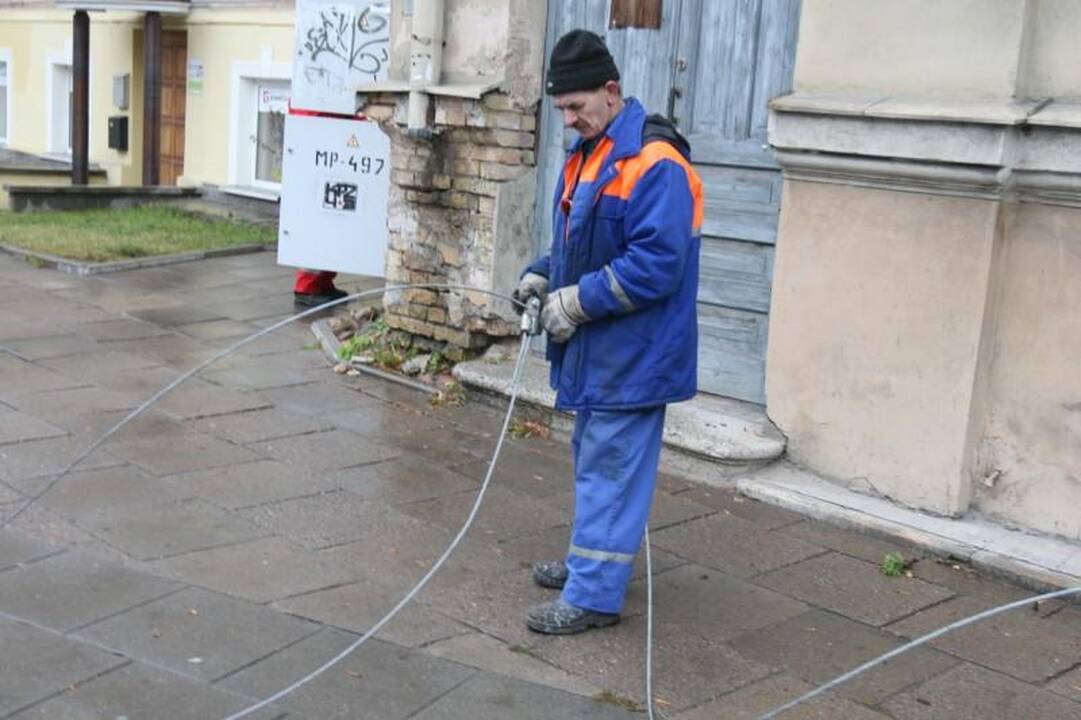 Vilniuje sunkvežimis nulaužė stulpą ir paralyžiavo eismą