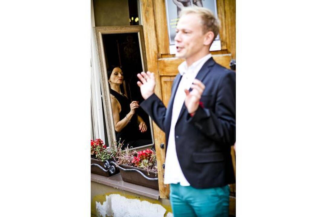 „Tango Salon“ – apie moters grožį ir pastangas suvilioti vyrą 