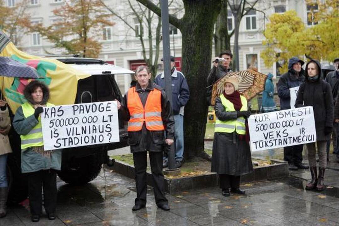 Po Vyriausybės langais - protestas "dėl išvogtos Lietuvos"