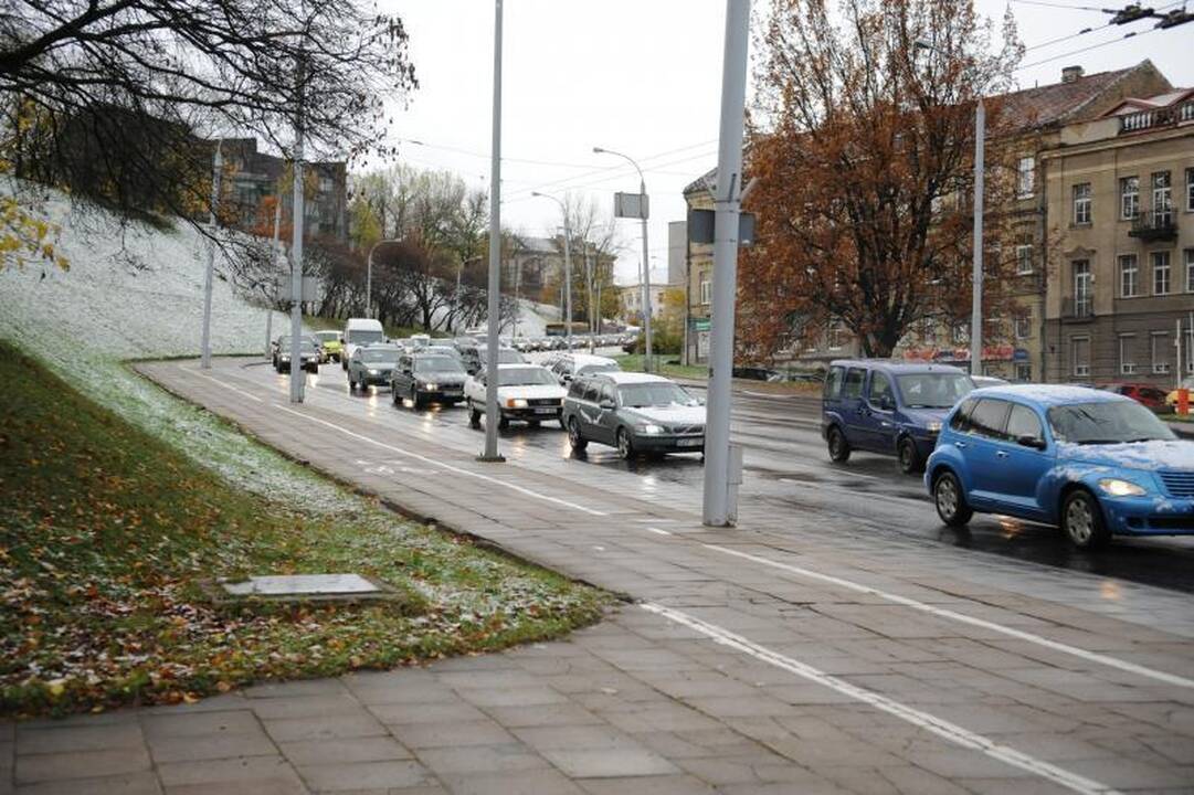 Pirmasis sniegas: vos per tris valandas Vilniuje – 27 avarijos