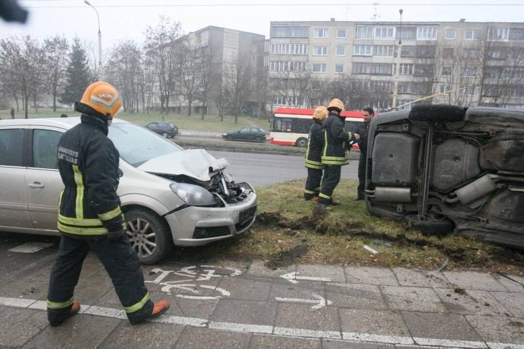 Atlikdamas chuliganišką manevrą Vilniuje apsivertė automobilis „Audi“ 