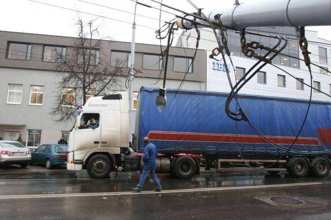 Vilniuje sunkvežimis nulaužė stulpą ir paralyžiavo eismą