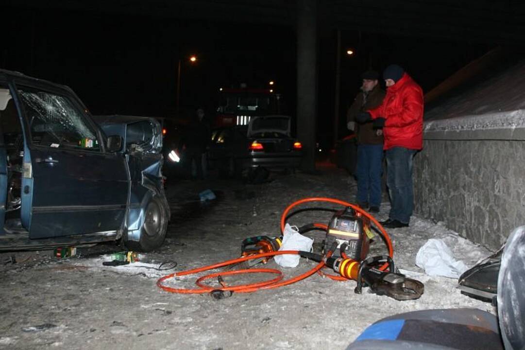 Vilniuje susidūrė keturi automobiliai, žuvo vairuotojas