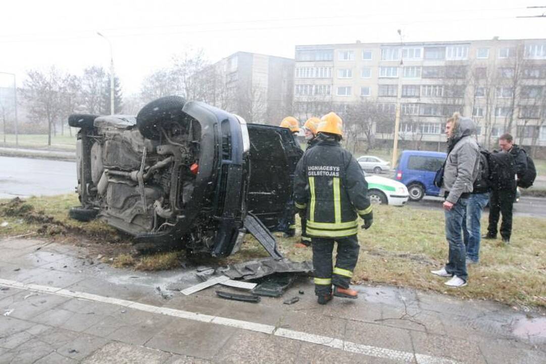 Atlikdamas chuliganišką manevrą Vilniuje apsivertė automobilis „Audi“ 