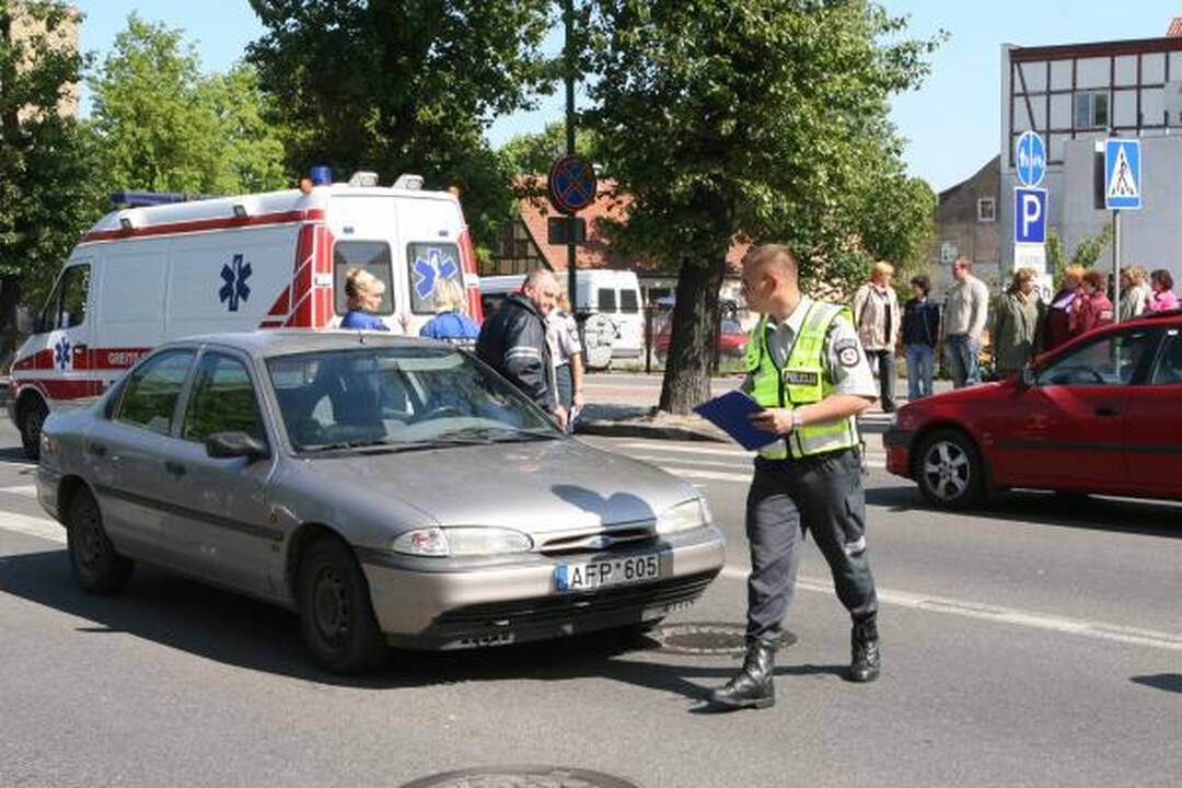 Perėjoje automobilis sužalojo klaipėdietę