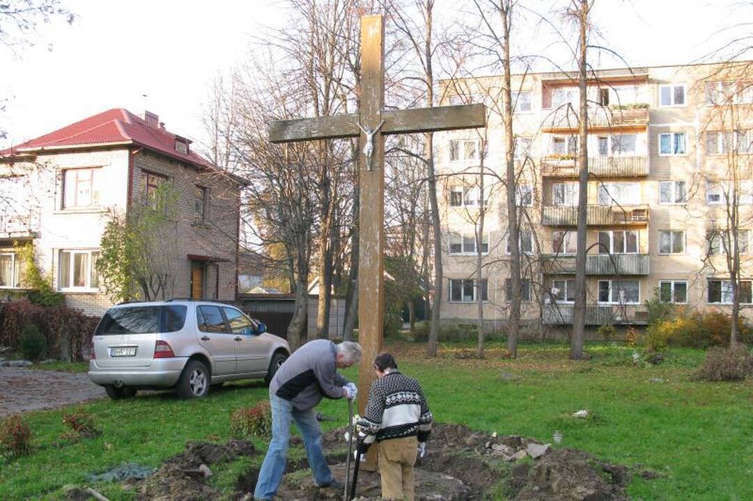 Aistras kėlusį kryžių iškasė ir išgabeno