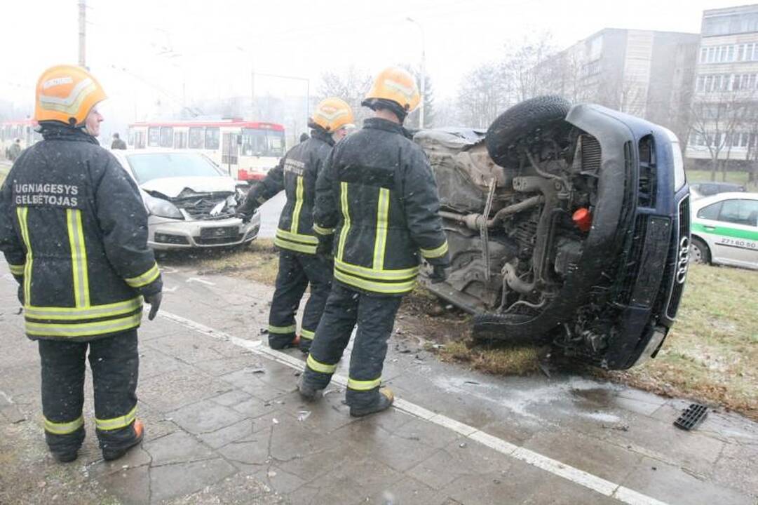 Atlikdamas chuliganišką manevrą Vilniuje apsivertė automobilis „Audi“ 